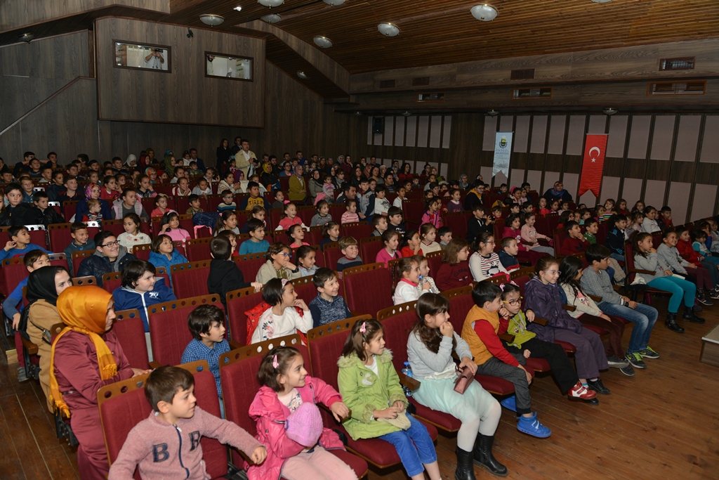 Dostluğu “İki Bavul Dolusu” oyunuyla öğrendiler…