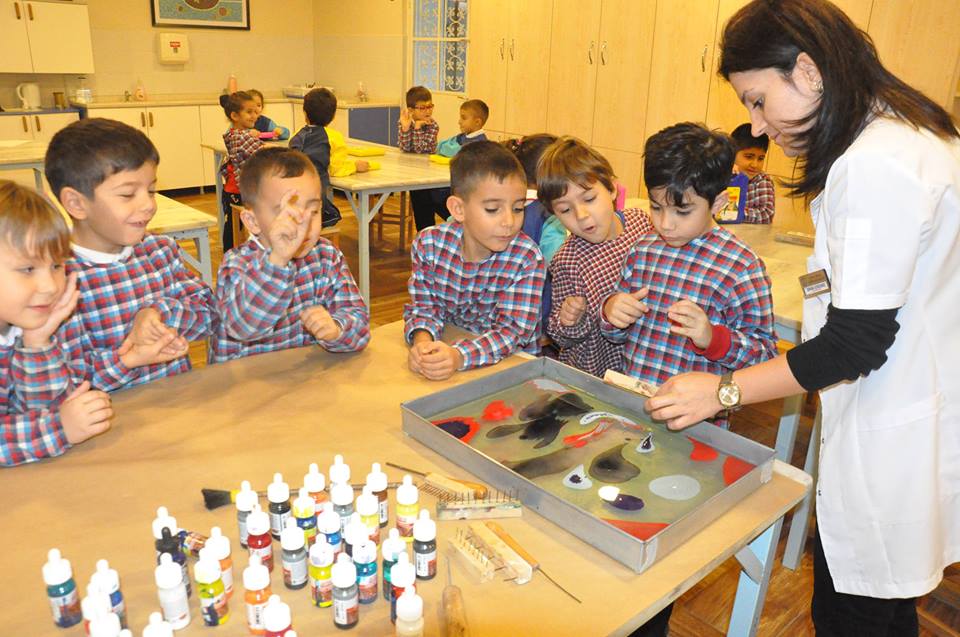 Örnekli minikler “Ebru” sanatını öğreniyor