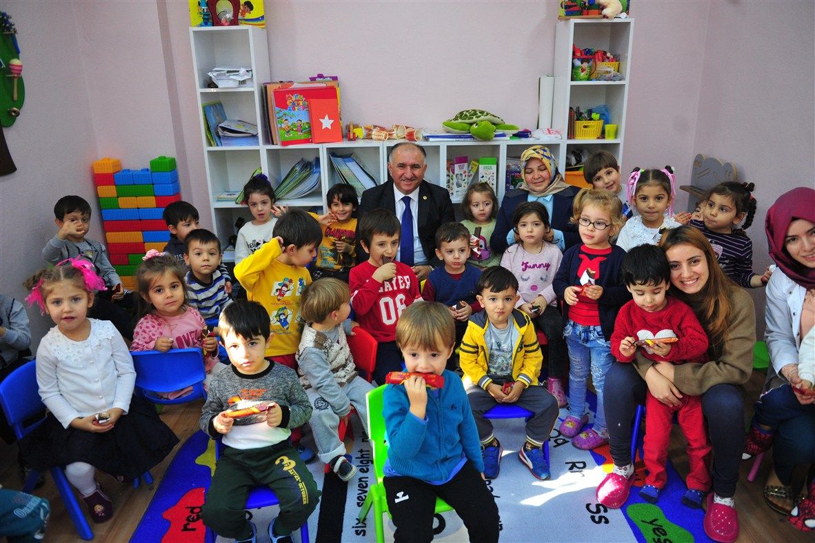 Çağlayan çocuklara hikaye okudu, ders verdi