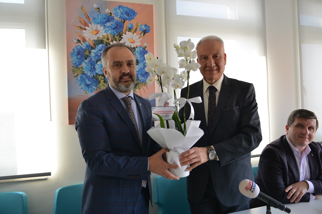 İnegöl Ağız ve Diş Sağlığı Merkezi kaliteli ve örnek bir hizmet veriyor Belediye Başkanı Alinur Aktaş, Ağız ve Diş Sağlığı Haftası İle Diş hekimliği Günü dolayısıyla diş hekimlerinin bu anlamlı ve özel haftasını ve gününü kutlamak için İnegöl Ağız ve Diş Sağlığı Merkezini ziyaret etti. İnegöl Ağız ve Diş Sağlığı Merkezi Başhekimi Tahsin Hasanoğlu, Belediye Başkanı Alinur Aktaş ve beraberindeki misafirlerini kapıda karşıladı. Samimi bir havada geçen ziyarette, diş hekimleri ile sohbet eden ve yeni hizmet vermeye başlayan merkezi gezme fırsatı bulan Başkan Aktaş, “İnegöl’ün sağlık alanında önemli mesafeleri kat ettiğini, Ağız ve Diş Sağlığı Merkezi’nin de bu alanda vatandaşlarımıza kaliteli ve örnek bir hizmet verdiğini” belirtti. AĞIZ DİŞ SAĞLIĞI HAFTASI VE DİŞ HEKİMLİĞİ GÜNÜNÜ KUTLUYORUZ Ağız ve Diş Sağlığı Haftası İle Diş hekimliği Günü dolayısıyla gerçekleştirilen ziyarette konuşan Başkan Aktaş; “İnegöl Ağız ve Diş Sağlığı Merkezi Başhakemi Tahsin Hasanoğlu başta olmak üzere tüm hekim arkadaşlarımıza ve çalışanlarımıza sevgi ve saygılarımı sunuyorum. 20- 26 Kasım “Ağız Diş Sağlığı Haftası” İle 22 Kasım “Diş hekimliği Günü”nü kutlamak için ilçe başkanımız, meclis üyelerimiz ve parti yöneticilerimiz ile birlikte İnegöl Ağız ve Diş Sağlığı Merkezini ziyarete geldik” dedi. KALİTELİ VE ÖRNEK BİR HİZMET VERİYOR Hem bu yerin tahsisi ve hem de bu binanın yapılması ile alakalı belediye olarak bu merkeze ciddi katkı ve desteklerimiz oldu diyen Aktaş; “Yeni yerine geçen Ağız ve Diş Dağlığı merkezinde kaliteli bir hizmet verildiğini ve buranın örnek bir merkez olduğunu biliyoruz. Tabi yeni işlev kazanan bir yer olması hasebiyle aksaklıklar olacaktır. Yakın bir zamanda özellikle personel açısından yaşanan sıkıntılar giderilerek bu nezih merkezimiz ilçe halkına en üst düzeyde hizmet verecektir” dedi. DİŞLER VE DÜŞLER ÇOCUK TİYATROSUNA DAVET Bu ziyaret vesilesiyle buradan anne ve babalara bir hatırlatma yapmak istiyorum diyen Aktaş; “Diş sağılığına dikkat çekmek için Hadim Alışveriş Merkezleri aracılığıyla Cumartesi günü Müze Konferans Salonunda saat 14.30 da düzenleyeceğimiz Dişler ve Düşler Çocuk tiyatrosuna tüm çocuklarımızı bekliyoruz. Ayrıca o gün tüm çocuklarımıza diş fırçası ve diş macunu da dağıtacağız ve bu konuya dikkat çekmeye çalışacağız” dedi. Aktaş son olarak; “İlçemiz sağlık alanında ciddi mesafeler kat ettiğini, Ağız ve Diş Sağlığı Merkezi’nin de bu alanda vatandaşlarımıza kaliteli ve örnek bir hizmet verdiğini biliyoruz. Bu hafta ve gün dolayısıyla Ağız ve Diş Sağılığı merkezinde ilçe halkımıza hizmet veren tüm diş hekimlerimize Tahsin Bey’in şahsında kolaylıklar ve başarılar diliyor, sevgi ve saygılarımı sunuyorum” dedi. BAŞKAN AKTAŞ’A TEŞEKKÜR Ziyarette duyduğu memnuniyeti dile getirerek konuşmasına başlayan İnegöl Ağız ve Diş Sağlığı Merkezi Baş Hekimi Tahsin Hasanoğlu ise; “Öncelikle bizleri bu hafta ve gün dolayısıyla kutlamak için ziyarete gelen Belediye başkanımıza, ilçe başkanımıza, meclis üyelerimize ve teşkilat mensuplarına huzurlarınızda teşekkürlerimi sunmak istiyorum. Sağ olsunlar her zaman yanımızda oluyorlar. Sağlık konusunda her ne zaman yanına gittiysek bizleri hiçbir zaman geri çevirmeyen, katkı ve desteklerini bizlerden esirgemeyen Belediye Başkanımıza ve ekibine şükranlarımı sunuyorum” dedi. Ağız ve Diş Sağlığı Haftası İle Diş hekimliği Günü dolayısıyla gerçekleştirilen ziyarette Başkan Aktaş haftanın ve günün anısına İnegöl Ağız ve Diş Sağlığı Merkezi Başhekimi Tahsin Hasanoğlu’na çiçek takdiminde bulunurken, ziyarette Ağız ve Diş Sağlığı Merkezinde İnegöl halkına hizmet veren diş hekimlerine tatlı ikramında da bulunuldu. (Sevcan ŞEN)