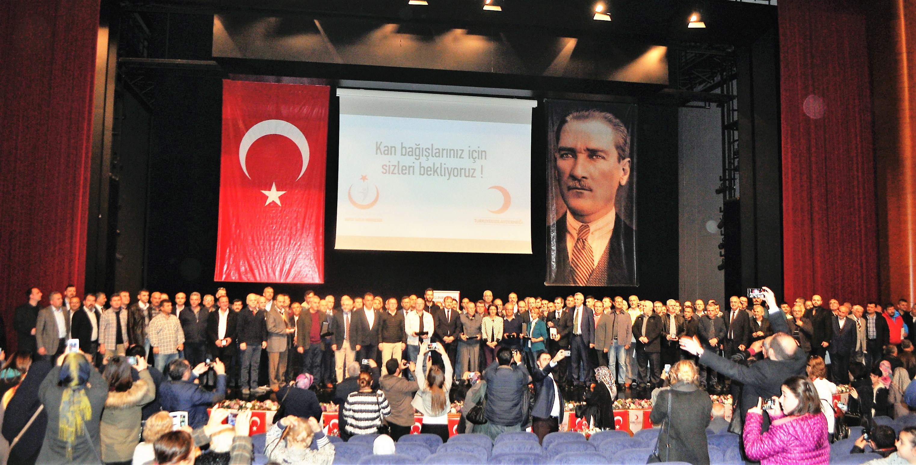 Kızılay kan bağışçılarını altın madalya ile onurlandırdı