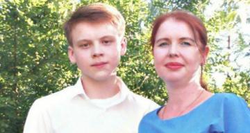 Cinnet getiren Rus genç, ailesini baltayla katletti