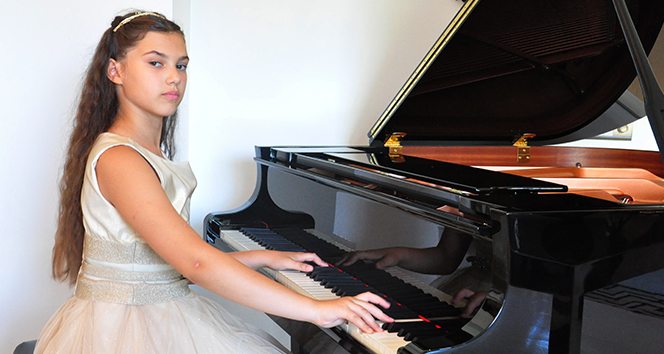 Yaşı küçük sanatçılığı dev; İlyun Bürkev