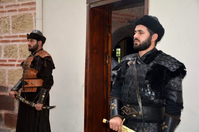 OSMAN GAZİ VE ORHAN GAZİ TÜRBELERİNDE SANCAK NÖBETİ BAŞLIYOR