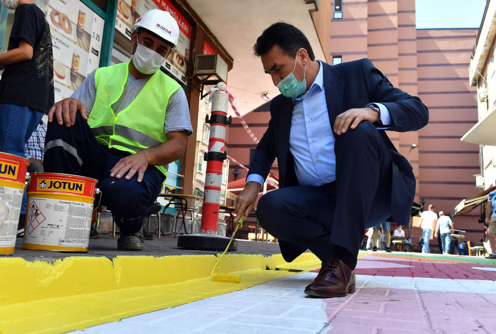 DÜNDAR’DAN SOKAKLARA SANATSAL DOKUNUŞ