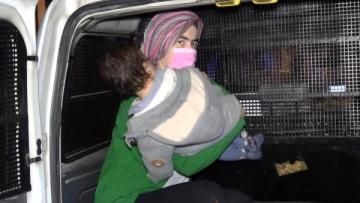 “YEMEĞİN TUZ AZ” DİYEN EŞİNİ BIÇAKLADI