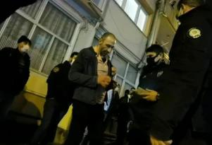 EVİ YANAN ADAMA MASKE CEZASI