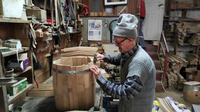 88 YAŞINDAKİ FIÇICI DEDE İŞİNİN BAŞINDA