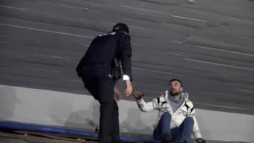 ALKOLLÜ GENÇTEN GÜLDÜREN TEPKİ