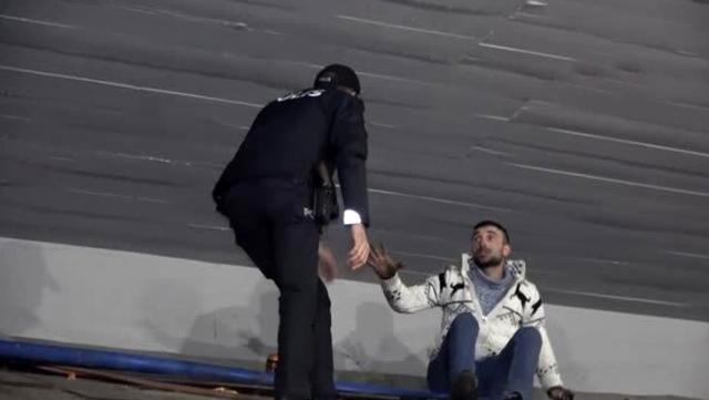 ALKOLLÜ GENÇTEN GÜLDÜREN TEPKİ