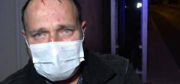 KOCASINI OKLAVAYLA DÖVÜP SOKAĞA ATTI