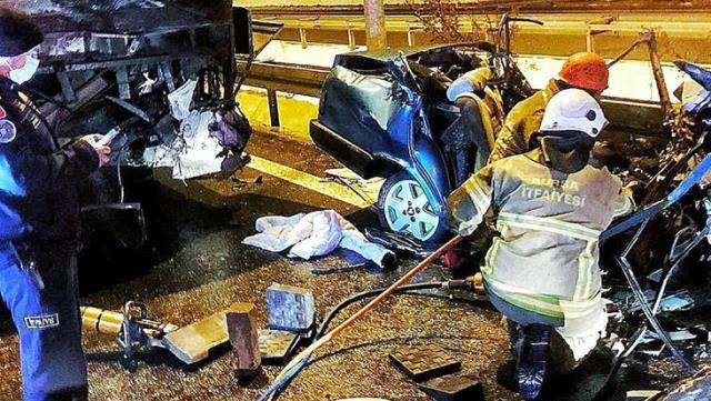 TERS ŞERİDE GİREN OTOMOBİLDEKİ 2 GENÇ ÖLDÜ