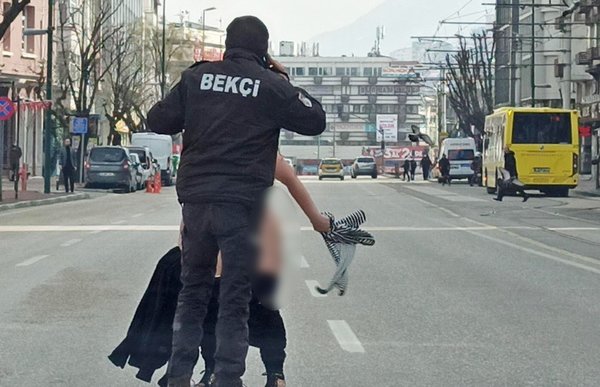 İKİNCİ KEZ SOYUNUP, POLİSLERE ZORLUK ÇIKARDI