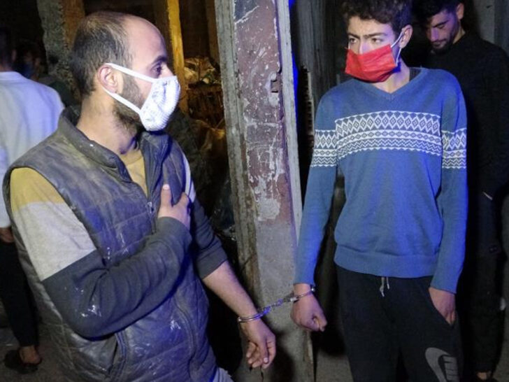 ÇÖPTEN BULDUKLARI KELEPÇEYLE BİRBİRLERİNİ BAĞLADILAR