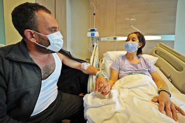 EŞİNE SÜRPRİZ OLARAK BÖBREĞİNİ VERDİ