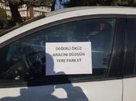 OTOMOBİLİNİ KALDIRIMA PARK EDEN SÜRÜCÜYE NOT: ‘DEĞERLİ ÖKÜZ!’