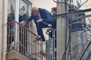 EVİ YAKIP KENDİSİNİ İÇERİYE KİLİTLEYEN GENÇ ADAMI POLİS BÖYLE KURTARDI