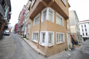 HIRSIZLARDAN BIKINCA PENCERELERE İÇERİDEN DUVAR ÖRDÜ