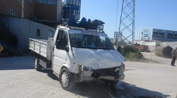 BURSA’DA KAMYONET İLE HAFİF TİCARİ ARAÇ ÇARPIŞTI
