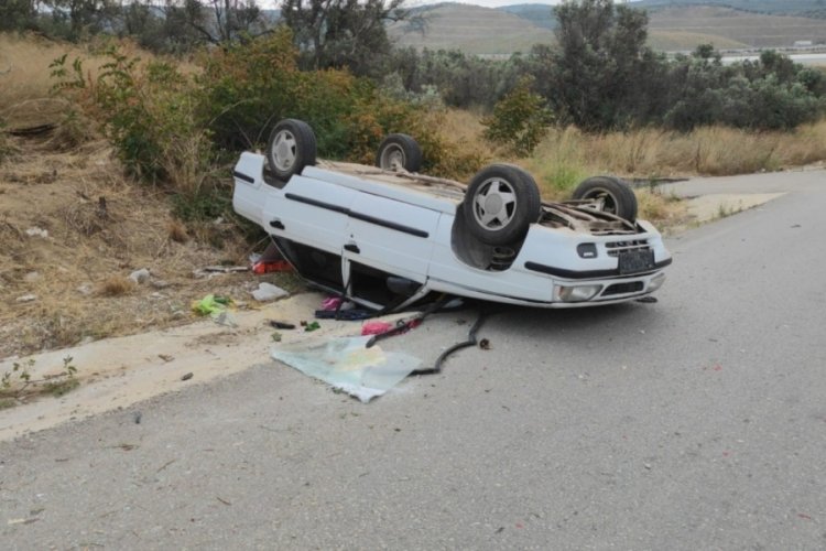 Bursa’da otomobil takla atarak yol kenarına devrildi!